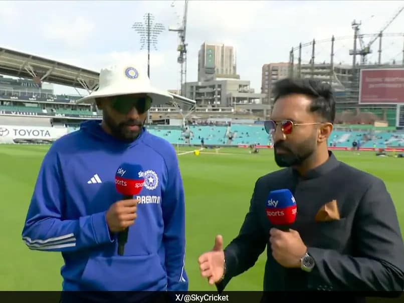 Dinesh Karthik Asks Mohammed Siraj Why He Does Better Without Jasprit Bumrah, Gets Unfiltered Reply Dinesh Karthik Asks Mohammed Siraj Why He Does Better Without Jasprit Bumrah, Gets Unfiltered Reply